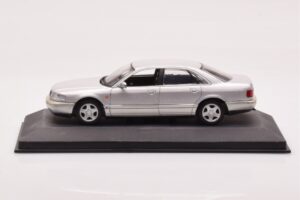 Audi A8 D2 Ασημί Πράσινη Ρίγα Minichamps 1:43