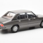 BMW 520i E28 Γκρι MCG 1:18 - image 2 of 6