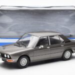 BMW 520i E28 Γκρι MCG 1:18 - image 6 of 6
