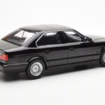 BMW 540i E34 Μαύρο Metallic MCG 1:18 - image 2 of 6