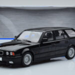 BMW 540i E34 Touring Μαύρο Μεταλλικό MCG 1:18 - image 6 of 6