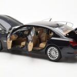 BMW 750Li F02 Facelift Carbon Μαύρο Kyosho 1:18 - image 5 of 8
