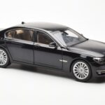 BMW 750Li F02 Facelift Carbon Μαύρο Kyosho 1:18 - image 6 of 8