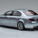 BMW M5 E60 Ασημί Otto 1:18 - image 5 of 6
