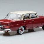 Mercedes 200 W110 Κόκκινο Norev 1:18 - image 3 of 7