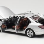 Mercedes C-Class W204 Avantgarde Ασημί AUTOart 1:18 B66962368 - image 5 of 8