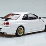 Nissan Skyline GT-R R34 Nismo Z-Tune Λευκό MotorHelix 1:18 - image 3 of 11