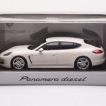 Porsche Panamera 970 Diesel Carrara Λευκό Minichamps 1:43 - image 4 of 4