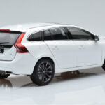 Volvo V60 D3 Crystal Λευκό FAW 1:18 - image 3 of 7