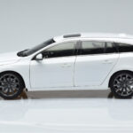 Volvo V60 D3 Crystal Λευκό FAW 1:18 - image 4 of 7