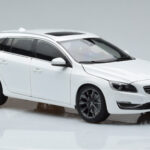 Volvo V60 D3 Crystal Λευκό FAW 1:18 - image 5 of 7
