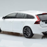 Volvo V60 D3 Crystal Λευκό FAW 1:18 - image 6 of 7