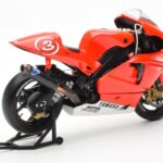 Yamaha YZR-M1 Marlboro Yamaha Team #3 M. Biaggi MotoGP 2002 Minichamps 1:12 - image 3 of 4