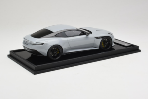 Aston Martin DB12 Nardo Gray MotorHelix 1:18 MH027NG Ρητίνη - εικόνα 3 από 7