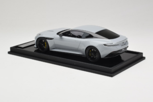 Aston Martin DB12 Nardo Gray MotorHelix 1:18 MH027NG Ρητίνη - εικόνα 5 από 7