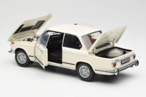 BMW 2002 Λευκό Kyosho 1:18 08541W Μέταλλο - εικόνα 5 από 8