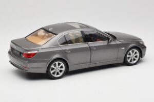 BMW 530i E60 Grey Metallic Revell 1:18 08841 Μέταλλο - εικόνα 3 από 8