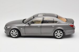 BMW 530i E60 Grey Metallic Revell 1:18 08841 Μέταλλο - εικόνα 4 από 8