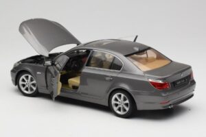 BMW 530i E60 Grey Metallic Revell 1:18 08841 Μέταλλο - εικόνα 5 από 8