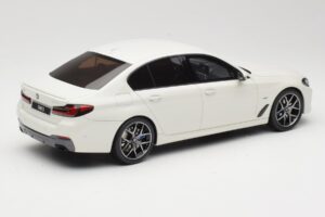 BMW 545e xDrive M-Sport G30 Λευκό GT Spirit 1:18 GT496 Ρητίνη - εικόνα 2 από 6