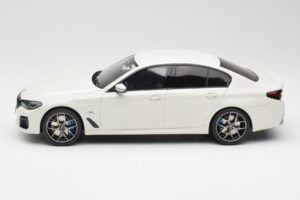 BMW 545e xDrive M-Sport G30 Λευκό GT Spirit 1:18 GT496 Ρητίνη - εικόνα 3 από 6