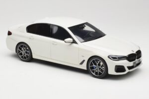 BMW 545e xDrive M-Sport G30 Λευκό GT Spirit 1:18 GT496 Ρητίνη - εικόνα 4 από 6