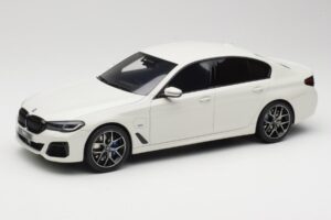 BMW 545e xDrive M-Sport G30 Λευκό GT Spirit 1:18 GT496 Ρητίνη