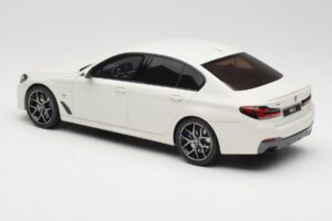 BMW 545e xDrive M-Sport G30 Λευκό GT Spirit 1:18 GT496 Ρητίνη - εικόνα 5 από 6