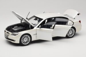 BMW 7 Series F02 760Li Brilliant White Kyosho 1:18 08783BRW Μέταλλο - εικόνα 2 από 8