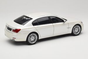 BMW 7 Series F02 760Li Brilliant White Kyosho 1:18 08783BRW Μέταλλο - εικόνα 3 από 8