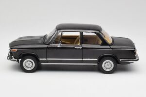 BMW 2002 L E10 Μαύρο AUTOart 1:18 70603 Μέταλλο - εικόνα 4 από 8