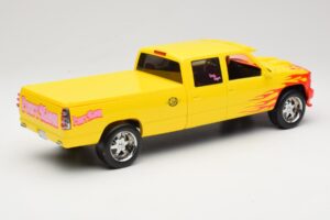 Chevrolet C2500 Silverado Pussy Wagon From Kill Bill Κίτρινο GreenLight 1:18 19015 Μέταλλο - εικόνα 2 από 6