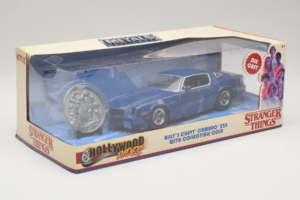 Chevrolet Camaro Z28 Stranger Things With Collectible Coin Metals Diecast 1:24 31110 Μέταλλο - εικόνα 2 από 3