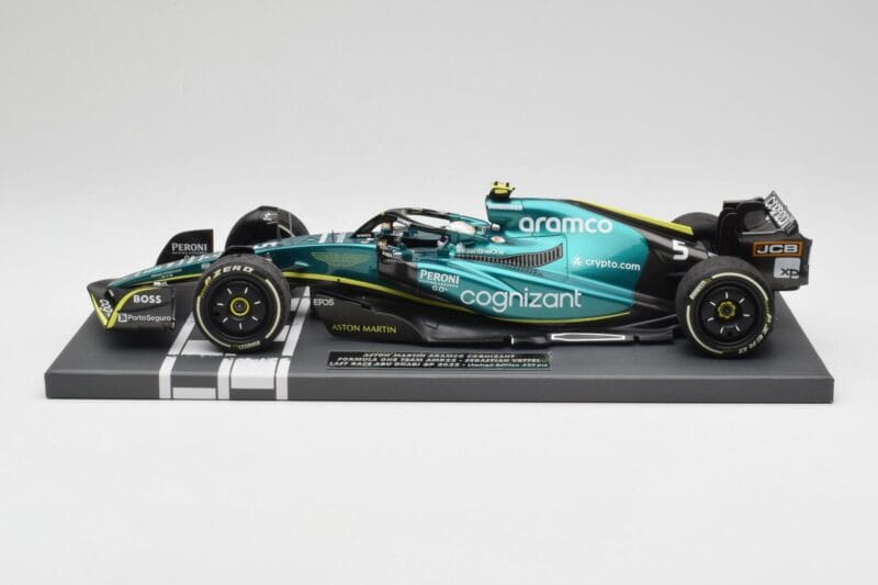 Aston Martin AMR22 Aramco #5 S. Vettel Abu Dhabi GP 2022 Last Race Collector's Edition Minichamps 1:18 117222205 Ρητίνη