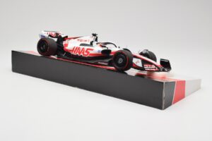 Haas VF-22 #20 K. Magnussen Pole Position Brazil GP 2022 Minichamps 1:18 147222120 Μέταλλο - εικόνα 4 από 7
