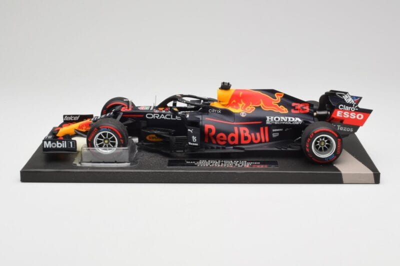 Red Bull RB16B #33 M. Verstappen Abu Dhabi GP 2021 Winner Missing Figurine & Pitboard Minichamps 1:18 113212333 Ρητίνη