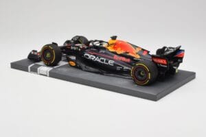 Red Bull RB18 Oracle #1 M. Verstappen Abu Dhabi GP 2022 Winner Minichamps 1:18 113222201 Ρητίνη - εικόνα 5 από 7