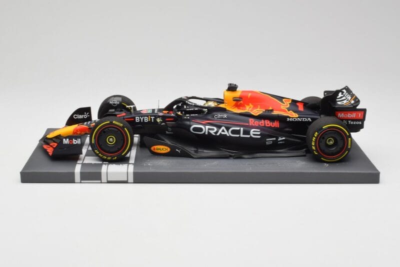 Red Bull RB18 Oracle #1 M. Verstappen Abu Dhabi GP 2022 Winner Minichamps 1:18 113222201 Ρητίνη