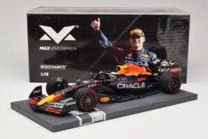 Red Bull RB18 Oracle #1 M. Verstappen Italian GP 2022 Winner Minichamps 1:18 113221601 Ρητίνη - εικόνα 7 από 7