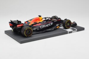 Red Bull RB18 Oracle #1 M. Verstappen US GP 2022 Winner Minichamps 1:18 113221901 Ρητίνη - εικόνα 3 από 7