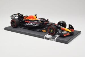 Red Bull RB19 Oracle #1 M. Verstappen British GP 2023 Winner Minichamps 1:18 113231101 Ρητίνη - εικόνα 4 από 7