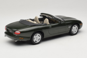 Jaguar XK8 Green Metallic Ανοιχτό Γκρι Εσωτερικό Maisto 1:18 31836 Μέταλλο - εικόνα 3 από 8