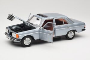 Mercedes 230E W123 Ασημί & Γαλάζιο Revell 1:18 08407 Μέταλλο - εικόνα 2 από 8