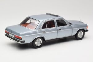 Mercedes 230E W123 Ασημί & Γαλάζιο Revell 1:18 08407 Μέταλλο - εικόνα 3 από 8