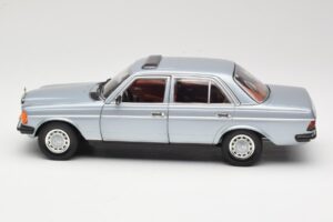 Mercedes 230E W123 Ασημί & Γαλάζιο Revell 1:18 08407 Μέταλλο - εικόνα 4 από 8