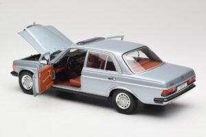 Mercedes 230E W123 Ασημί & Γαλάζιο Revell 1:18 08407 Μέταλλο - εικόνα 5 από 8