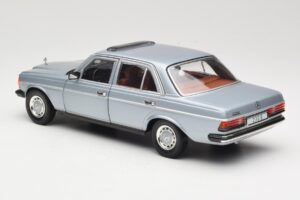 Mercedes 230E W123 Ασημί & Γαλάζιο Revell 1:18 08407 Μέταλλο - εικόνα 7 από 8