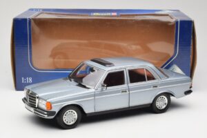 Mercedes 230E W123 Ασημί & Γαλάζιο Revell 1:18 08407 Μέταλλο - εικόνα 8 από 8