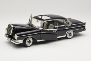Mercedes 300 SE W112 Black Metallic Revell 1:18 08910 Μέταλλο - εικόνα 2 από 8