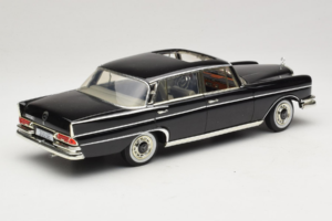 Mercedes 300 SE W112 Black Metallic Revell 1:18 08910 Μέταλλο - εικόνα 3 από 8